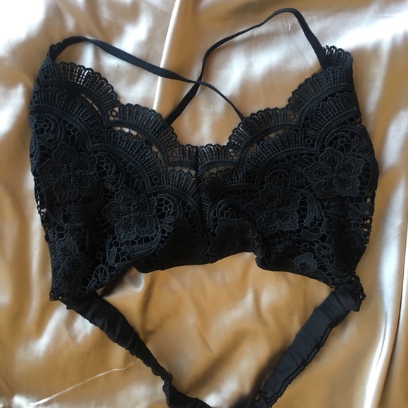 Crisscross strap Lace Bralette - Picture 3 of 5